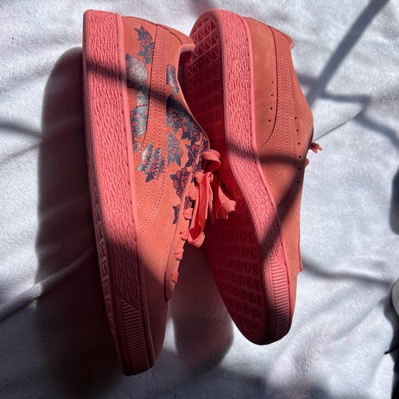 PUMA Women's Suede TOL Graphic
4.4
1 ratings - Picture 3 of 7